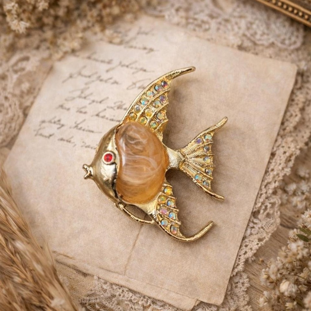 Vintage Gold Tone Angelfish Brooch Marble Amber‎ Ton Cabochon Body Rhinestone